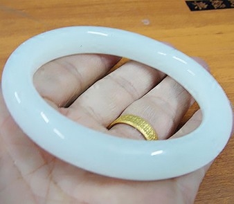 白玉玻璃新疆手镯和田羊脂圆条仿玉镯子江湖手镯