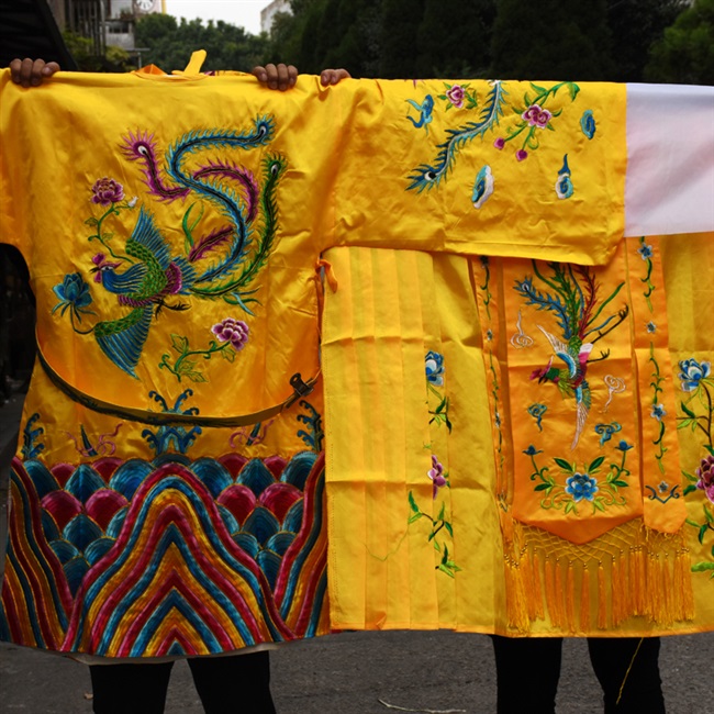 刺绣绸缎祈福菩萨黄色凤袍娘娘凤衣寺庙佛堂民族服装