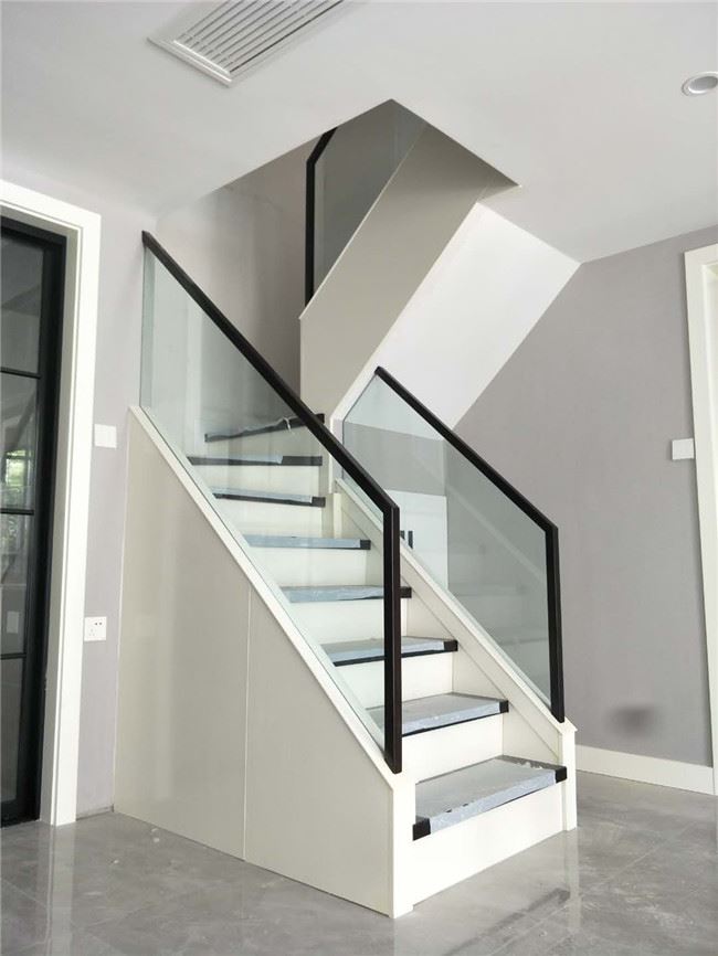 实木楼梯护栏踏板南京厂家定制钢化玻璃整体别墅楼梯扶手