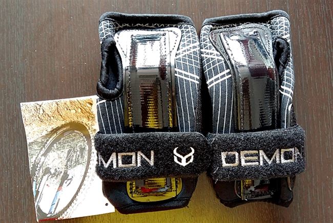 双十单双防摔记忆金属男女手掌护腕滑雪十一滑雪护具