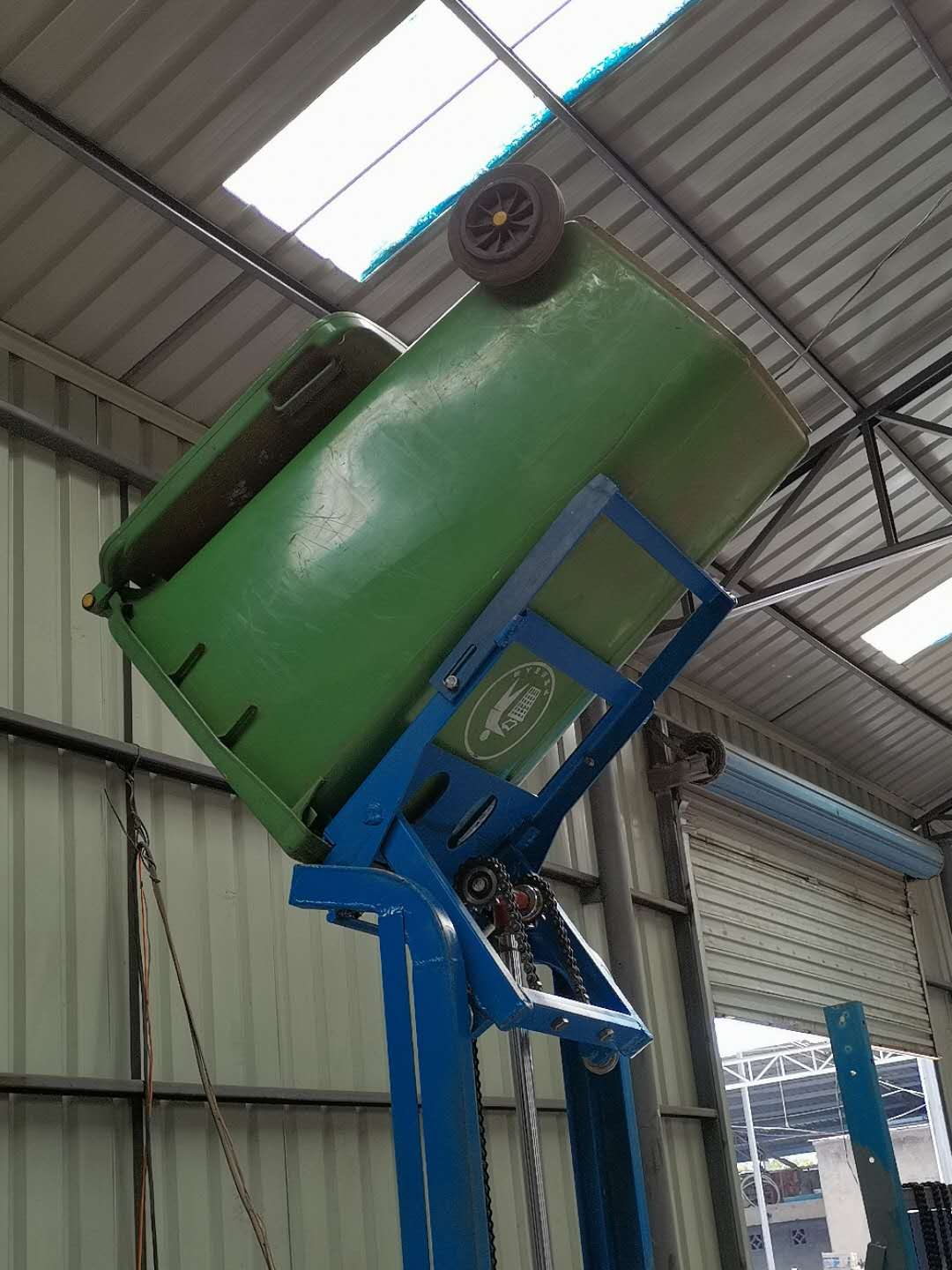 超薄挂桶提升机环卫加装液压垃圾升降机自动举桶垃圾桶