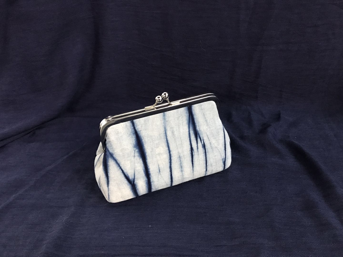 染色传统植物手拿化妆包口金包草木靛蓝染扎染手手拿包