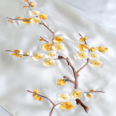 真丝丝巾手工绣花蚕丝刺绣梅花长款百搭苏绣披肩春季围巾