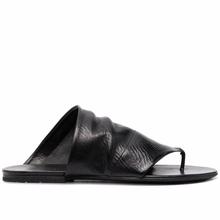 Ann Demclenoestor flat bottomed beach shoes, clip toe sandals for women wearing dark leather herringbone slippers on the outside