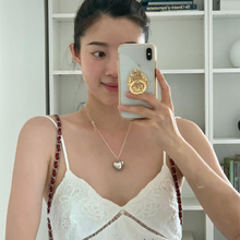 Elfin_prairie, a Korean Instagram blogger with the same silver love necklace, minimalist and versatile collarbone chain