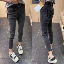 Small leg pants with cropped denim look slimmer in spring/summer 2024