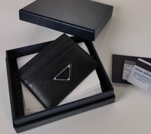 First tier European and American brands produce genuine leather cross grain cowhide single piece card bag with a large triangle card clip and 6 card slots