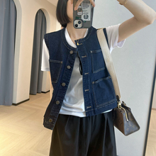 Weary denim vest with a stylish accent, paired with a new round neck of 24