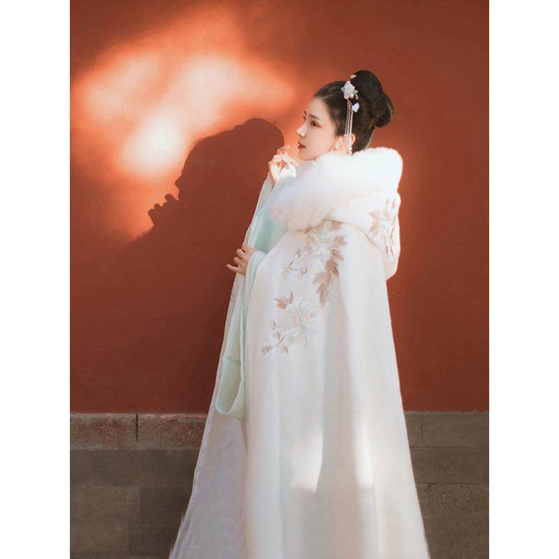 斗篷汉服女冬季中国风加绒加厚古装披风红色刺绣披肩连帽毛呢外套