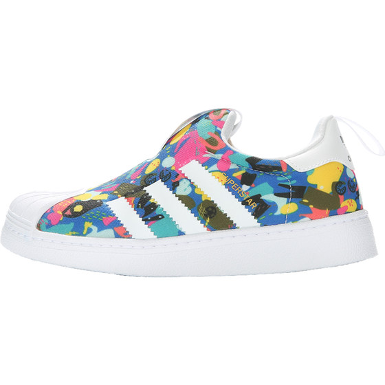 Adidas/Adidas genuine three leaf clover big children's classic casual board shoes EE6264 with shell toe on one foot Adidas/Adidas genuine three leaf clover big children's classic casual board shoes EE6264 with shell toe on one foot