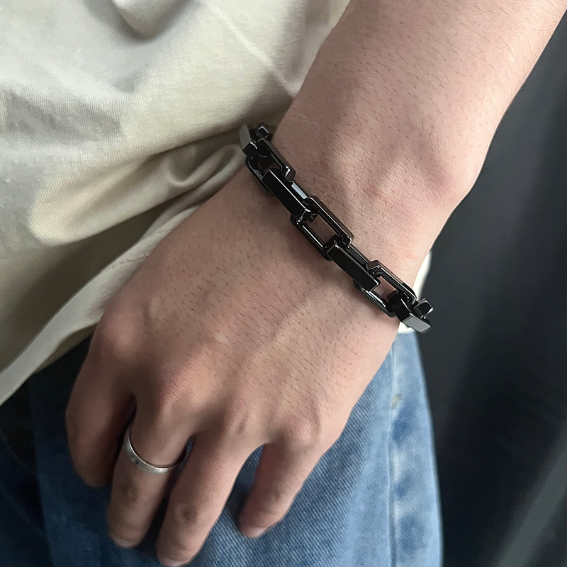 YUSTUDIO欧美嘻哈方形黑陶瓷钛钢手链男女潮流小众高级感情侣手饰
