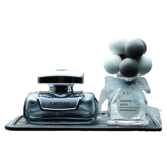 The light fragrance of aromatherapy essential oil on the car internal aromatherapy carrier in the car The light fragrance of aromatherapy essential oil on the car internal aromatherapy carrier in the car