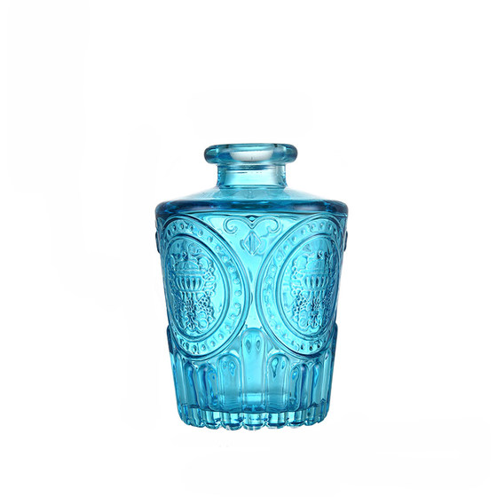 A variety of shapes, colored glass vases, flower arrangement in daily life area, Montessori early education aids kindergarten A variety of shapes, colored glass vases, flower arrangement in daily life area, Montessori early education aids kindergarten
