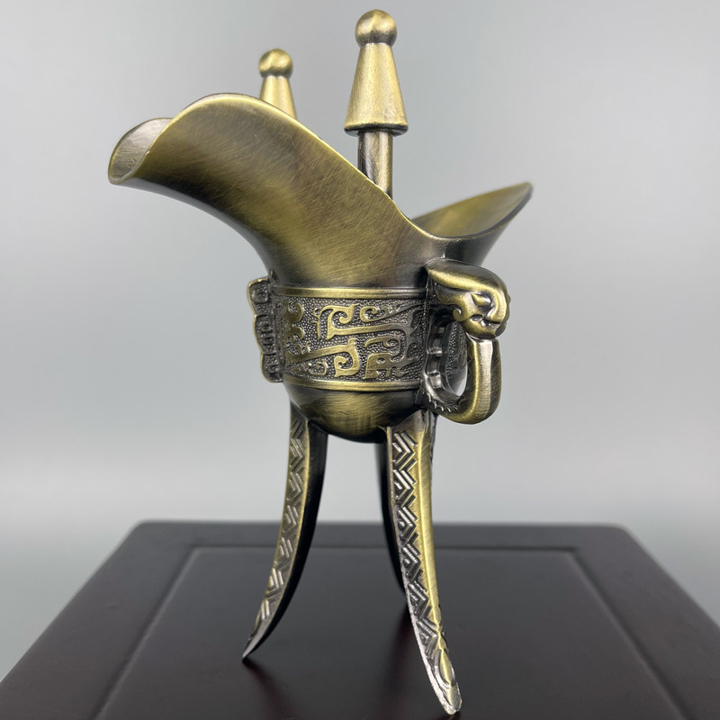 仿古青銅爵杯國風擺件漢婚道具帝王杯合金鳳紋酒杯裝飾