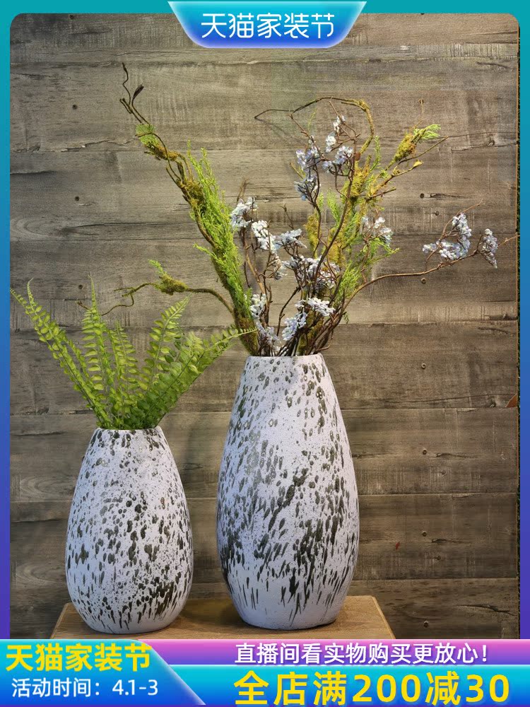 Jingdezhen coarse pottery dated mesa vase teahouse adornment is placed between example simulation flowers floral arrangements