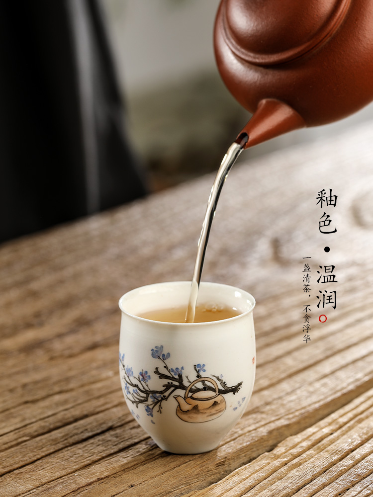 Jingdezhen hand - made firewood tea masters cup a cup of pure checking ceramic kung fu tea cup sample tea cup in use