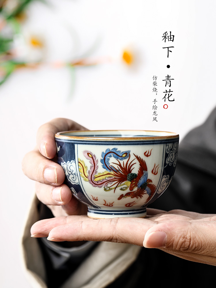 Blue and white master cup single cup pure manual jingdezhen ceramic cups sample tea cup hand - made longfeng kung fu tea set. A single