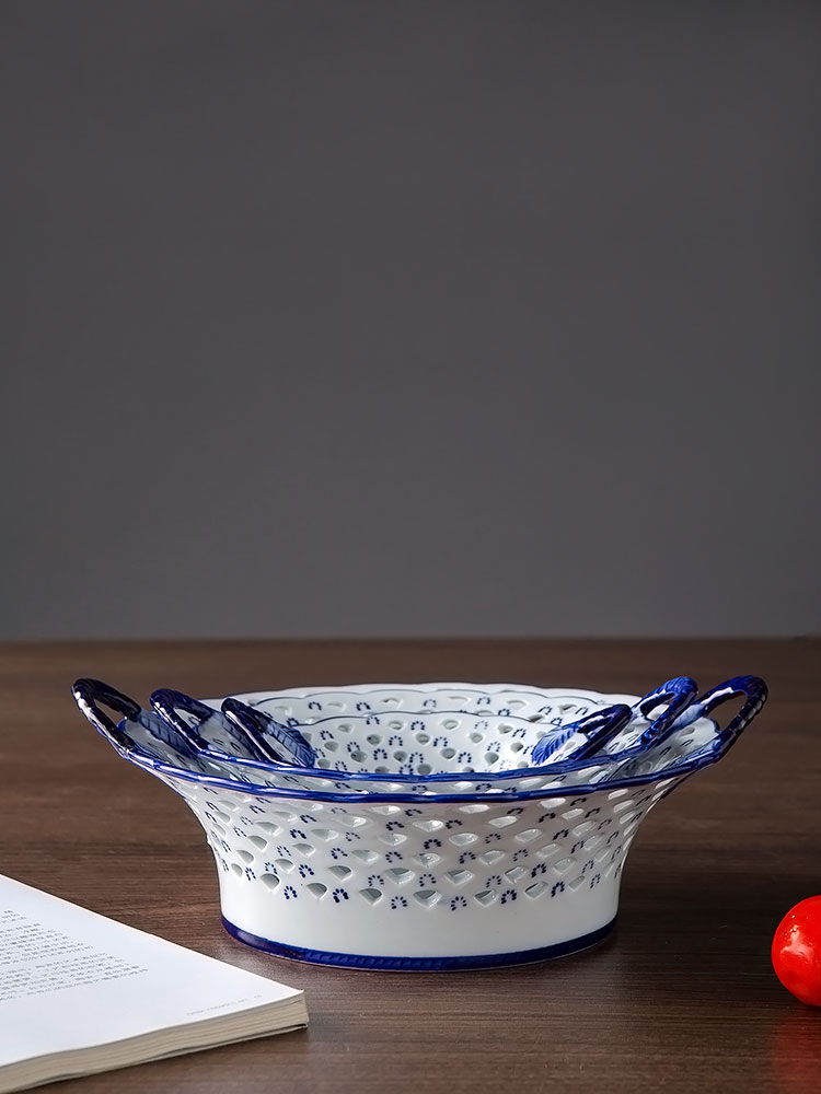 Modern confectionery keller - up fruit bowl of jingdezhen ceramic creative hollow out dish of the sitting room is blue and white porcelain furnishing articles compote