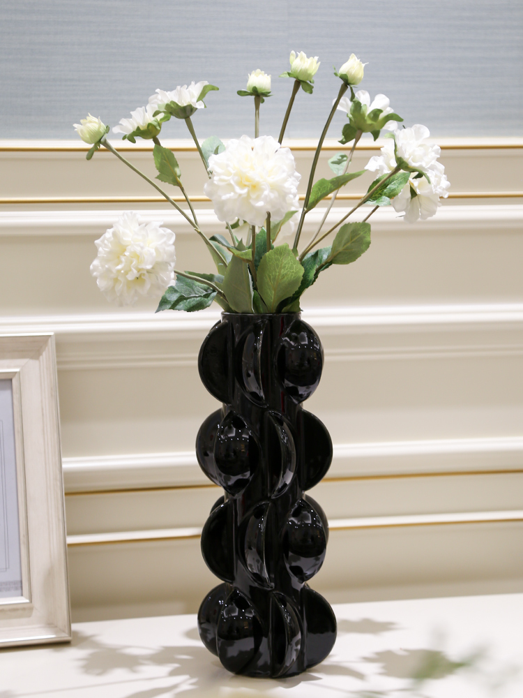 I and contracted place to live in the sitting room is black and white ceramic vase mesa move swirl marks the dried flower decoration