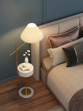 标题优化:北欧落地灯客厅沙发置物架一体极简轻奢无线充电卧室床头立式台灯