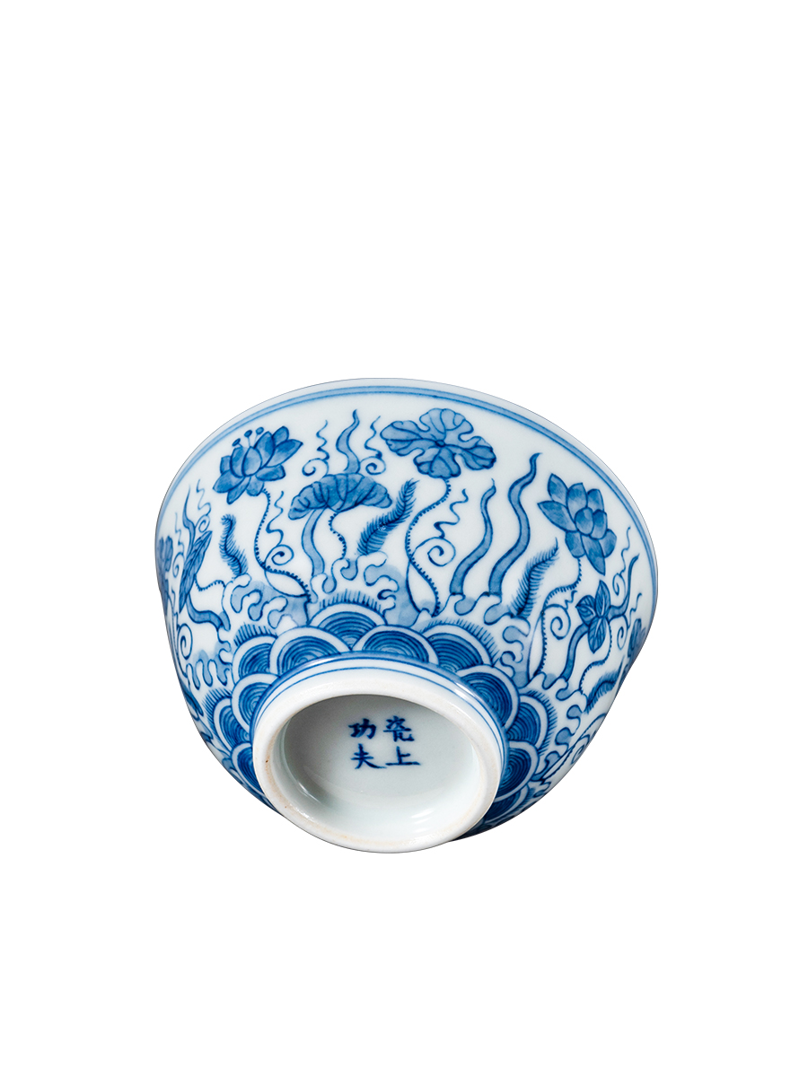 Jingdezhen porcelain on kung fu high - end blue algae lotus pattern master cup pure manual hand - made ceramic cups. A single
