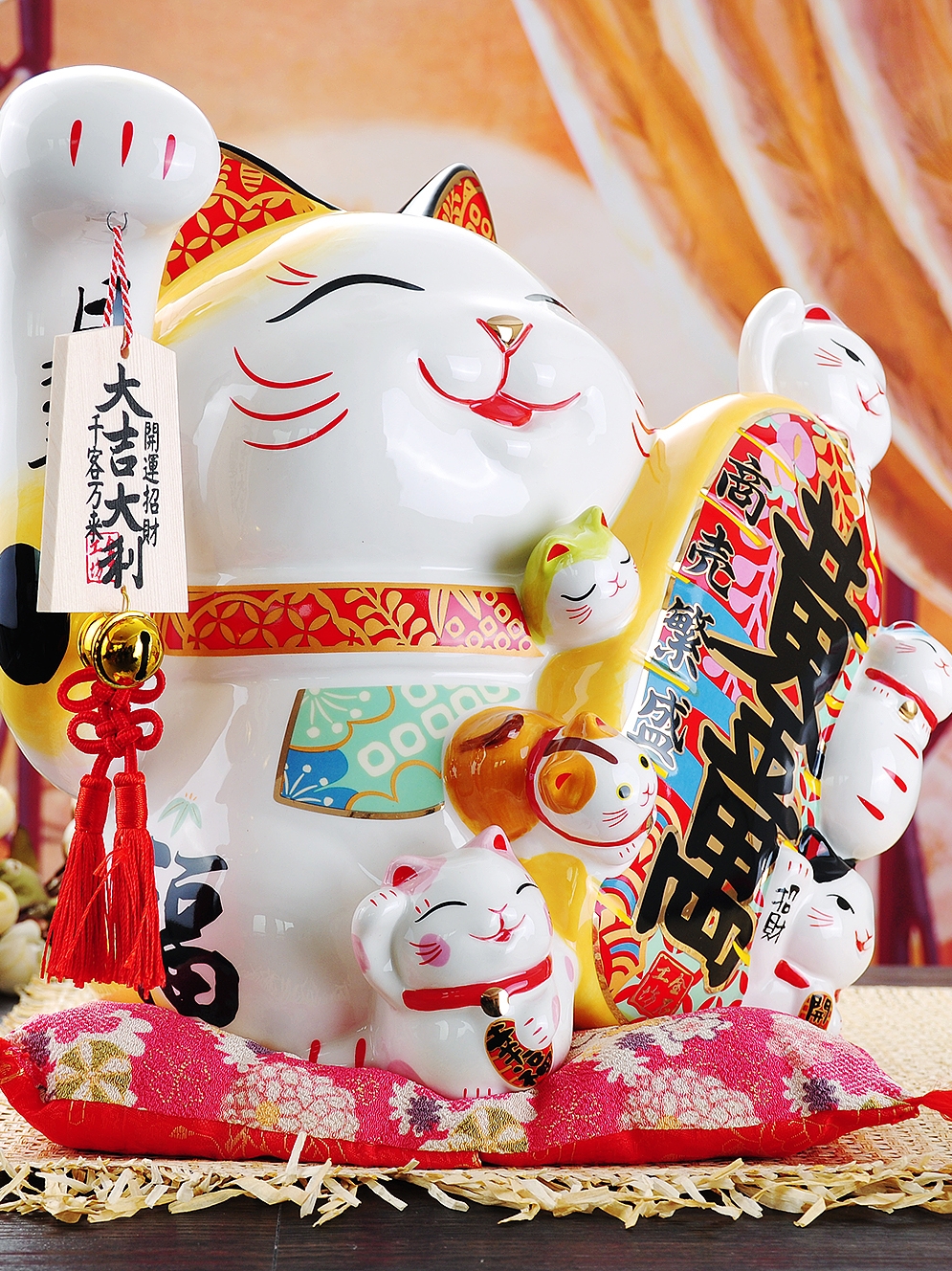 Opening gifts plutus cat furnishing articles super - sized ceramic piggy bank company store cashier at the front desk place a money - box