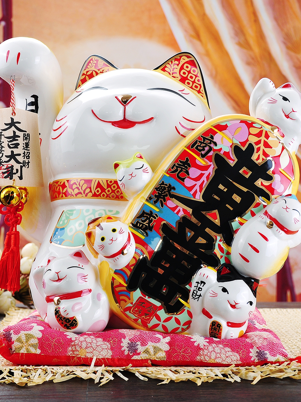 Opening gifts plutus cat furnishing articles super - sized ceramic piggy bank company store cashier at the front desk place a money - box