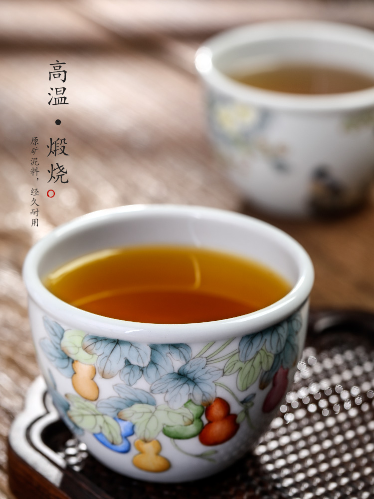 Jingdezhen pure manual master cup sample tea cup single CPU kung fu teacups hand - made flowers and birds famille rose porcelain bowl is in use