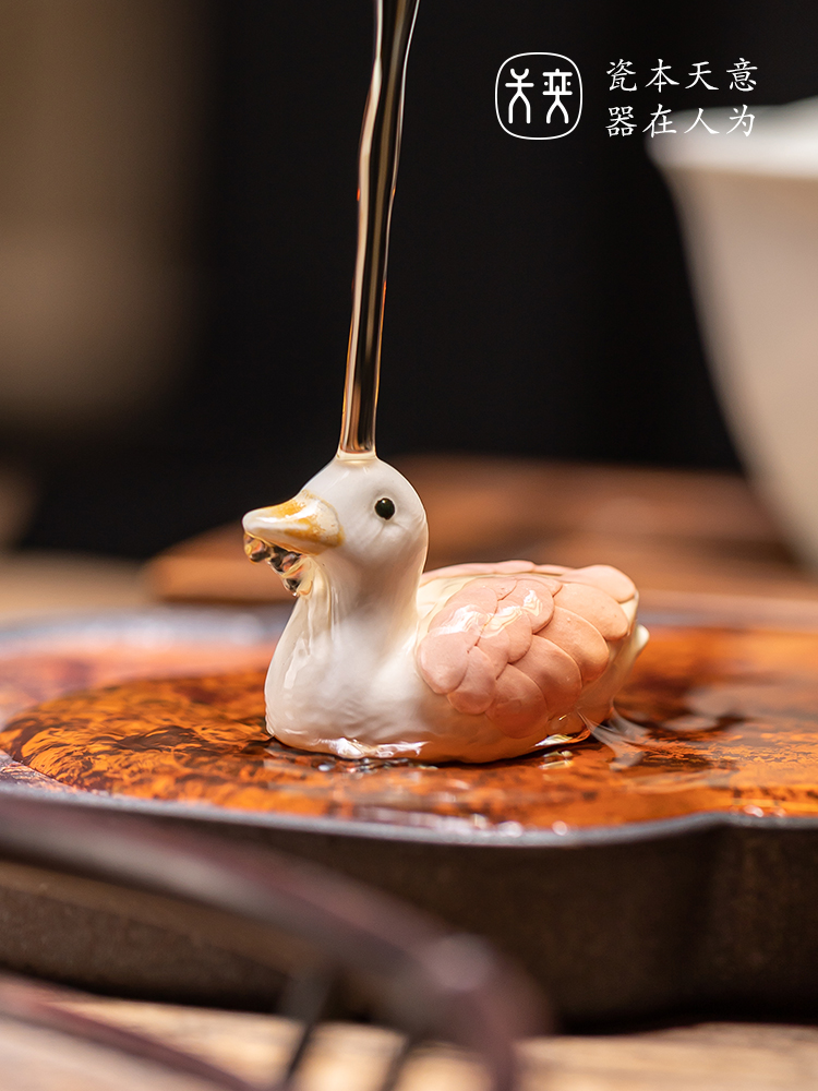 Wilson of refueling duck day jingdezhen ceramic furnishing articles express little ducks manual desktop decoration on the tea table of tea of a pet