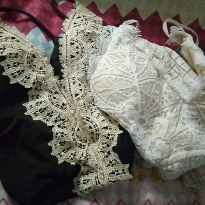 款式很好看，买来度假穿，黑色那套确实有点偏小啊，客服建议选的是m码，但我选s码有点点紧，肚子有些大不吃太饱就可以了，想了很久最后还是留下s码，怕换来m码如果大了反而容易走光，白色那挺合身的就是有点太高叉应该要穿打底裤，总之两套都很性感~