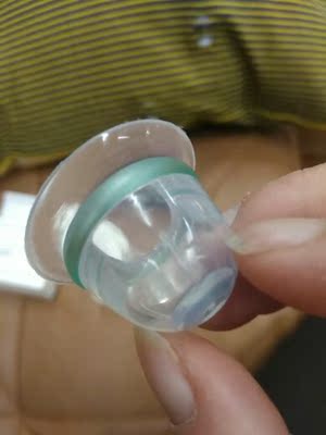 戴上矫正器用了几天了，刚开始有点痒痒的，习惯了就好了，但是不吸了又会陷进去，应该需要循序渐进的过程吧，希望有效果，包装也很卫生，在小盒子里，硅胶材质很环保，没有异味，有这样问题的姐们们可以买了试下，感觉这个挺好用的，主要的还便宜呢。