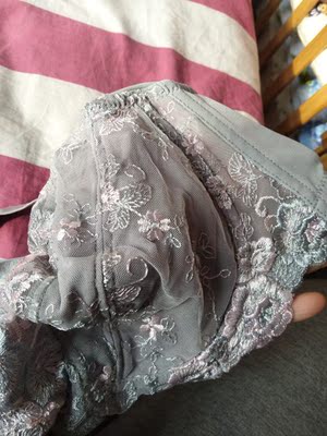 内衣质量没话说 很精致的感觉 实体店应该要100多 罩杯偏大 我觉得应该买小一码 洗过没有掉色没有缩水 无异味 很棒的内衣 会回购 内衣质量没话说 很精致的感觉 实体店应该要100多 罩杯偏大 我觉得应该买小一码 洗过没有掉色没有缩水 无异味 很棒的内衣 会回购