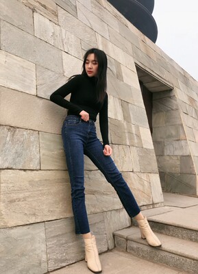 第一次买这种感觉的衣服，好欧美的风格啊，不过同事们都说上身效果还挺好的，就试着拍了照片臭美一下