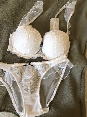 很好看，很喜欢，穿上也很合身，舒服哟