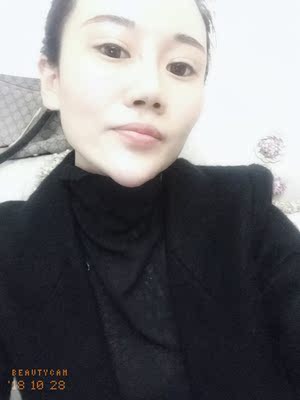 衣服穿了两天了，很好穿，也不扎人，配衣服穿的，很好看哦，很满意的一次购物，准备再入手件白色。