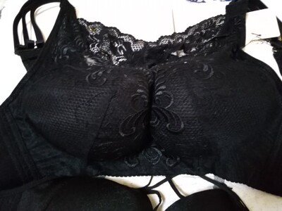 太喜欢了，聚拢效果挺好的，有点小性感，穿上非常的舒服。这次又买了两件。胖妹妹们可以放心下手的。质量很好的。自从在这买内衣老公都夸我越来越有眼光了。就是拍照的技术不怎么样。对付看看吧。😄