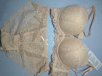 衣服很漂亮，蕾丝很精致，大小码数也合适，送了洗衣袋，透明胶带，加长扣，很贴心。物美价廉，物超所值，值得购买。物流给力，有需要还会再光顾的！