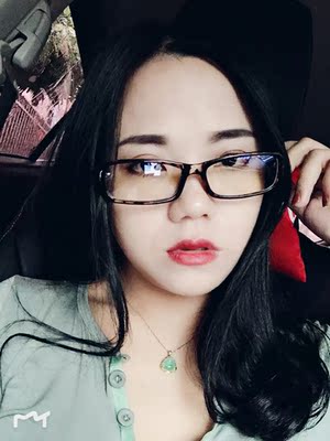 衣服穿起来非常修身，就是感觉有点不对称吧。。V领不在中心点，老是要往左边拉！很郁闷