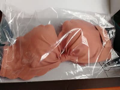 五星好评 快递盒很用心 不像别的快递就用袋子一套 可以看出卖家的品味棒棒的 。内衣布料很柔软 款式少女心 喜欢 穿后再来追加 给客服点赞 物美价廉