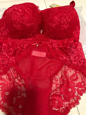 全棉的罩杯，穿着舒适透气。花色好看的。