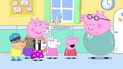 🔅 44岁的贾静雯👱🏻 和13岁的女儿梧桐妹  梳着同样的发型 毫无违和感 一时间真的忘记了她的真实年纪 刘嘉玲说 女人衰老 是从我们放弃保养那一刻开始 女人爱美是天性 无论生活给予了什么 不要放弃自己 年龄 也就只是一个数字而已...