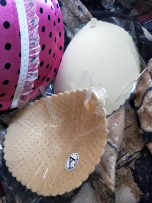 胸贴的粘性真的好好，粘着胸部紧紧的，不容易下滑下掉，聚拢超级好，A杯也是能挤出来沟的，戴了一天，撕取下来皮肤也没有出现过敏，聚拢集中后的胸部好有型！