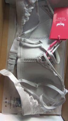 穿着挺舒服的一件内衣，第二件半价挺划算的，第二次买了，超级薄，大小也挺合适的，物流速度还行