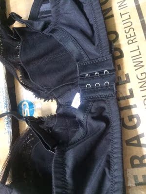 感觉买对了，超薄杯内衣女薄款，小软钢圈的，聚拢效果好，还有调整收副乳的功能，款式新颖，穿着舒适，肩带是固定可调节的，弹性很好穿着不会勒肩。内衣分三层，外层是性感蕾丝，中间是丝滑网纱，直接接触皮肤，内衬是兔耳朵防凸点设计，设计师很用心，设计很完美，店家的服务态度好，店铺的信誉也好，发货及时，还是保密发货，物流很流畅，值得信赖的一个店家，以后会常来光顾的，为你点赞