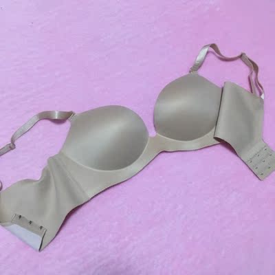 在朋友推荐下买的这个品牌的内衣，第一次购买，说实话我个人觉得不是很舒服，可能这个品牌并不是非常适合我吧。但是价格还算很不错了，两个搞活动下来都没到200，估计也是它优势所在了吧。感觉内衣不贴身，绘滑动，比我买的其他的无钢圈的欠缺不少，但是发货速度还算可以，快递方面可以给好评了！然后最重要的一点，有味道，介意的小伙伴勿拍！