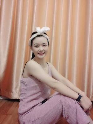 衣服收到了，颜色粉粉的，真是满足了我的少女心，好好看，穿上既洋气又有点小性感，很显肤色白，关键质量还挺好的，三件套穿起来很方便，超喜欢