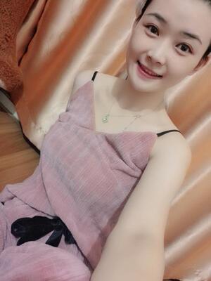 衣服收到了，颜色粉粉的，真是满足了我的少女心，好好看，穿上既洋气又有点小性感，很显肤色白，关键质量还挺好的，三件套穿起来很方便，超喜欢