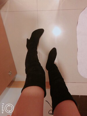 买了这么多双长靴，我觉得最好穿最显高的还是经典的这款Highland啊，充满秋冬气息的麂皮，&nbsp;靴筒高度在膝盖上几公分，&nbsp;背后有系带可以调整松紧&nbsp;再也不怕靴筒会掉啦～Highland的设计非常包腿&nbsp;显得腿特别细特别直，跟高十厘米&nbsp;却也不会难走&nbsp;冬天配个小裙子小斗篷&nbsp;分分钟180的大长腿啊