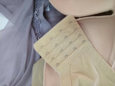 这款实物跟图片上看起来一样仙挺聚拢的，很舒服，拿着很有分量。包装很精致，是我喜欢的。棒棒棒的，面料很好，穿上也舒服，胸两侧觉得有压迫感，无钢圈舒服贴身，聚拢效果也超赞，副乳也通通收了，稍微有点紧 的可以用加长扣，肩带不容易掉，解决我一直肩带滑落的困扰。超级合身和舒适非常聚拢，满分。