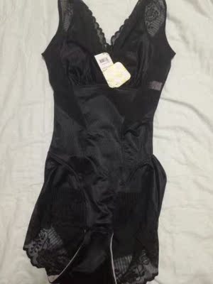 衣服很好，穿上很有效果，姐妹们不要犹豫，比以前买的强多了！穿上很合体，塑身效果不错，主要是老公喜欢衣服收到了，试穿了非常舒服，上身瘦了一圈，客服推荐的大小也合适，客服也很有耐心。这个太好用了，质量杠杠的，客服服务很快，物流也快。